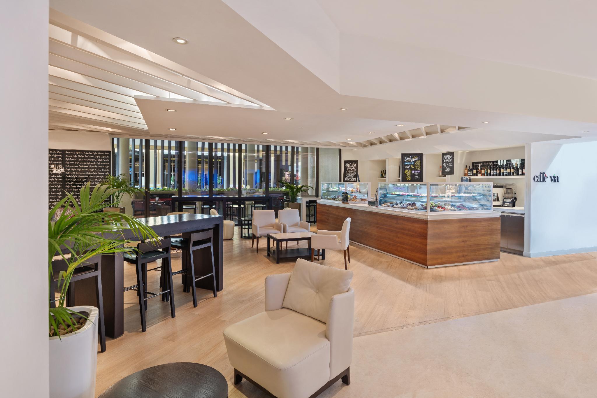 Ja Ocean View Hotel, Jumeirah Beach Dubai Esterno foto The lounge at the airport