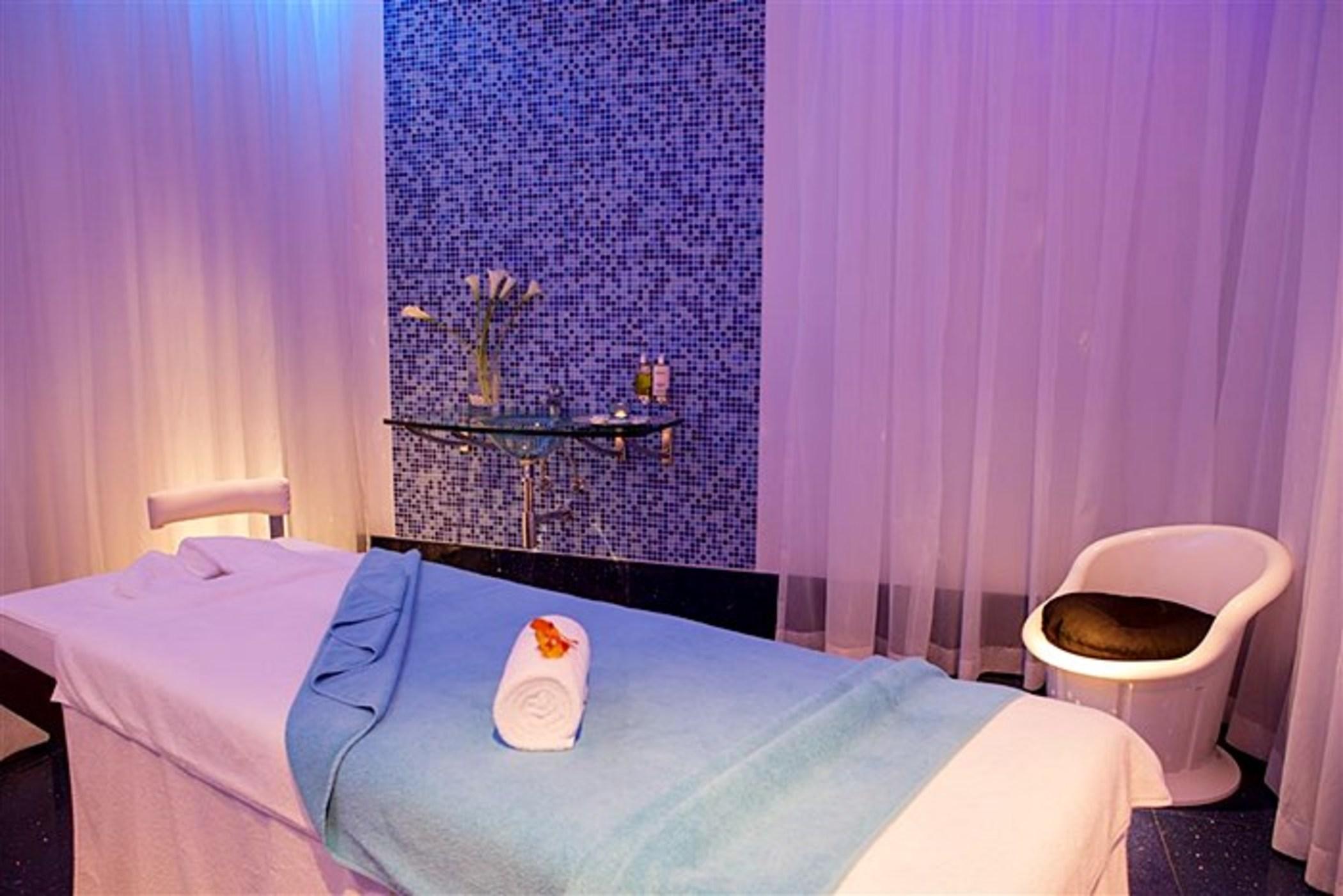 Ja Ocean View Hotel, Jumeirah Beach Dubai Esterno foto A massage bed