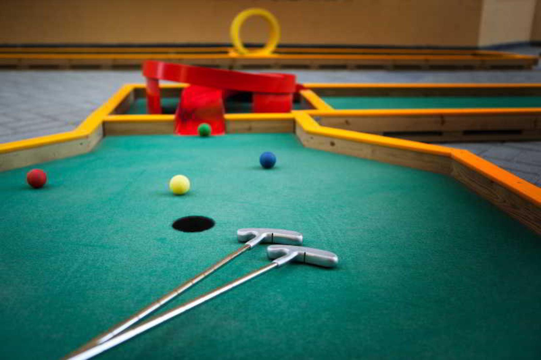 Ja Ocean View Hotel, Jumeirah Beach Dubai Esterno foto A miniature golf hole