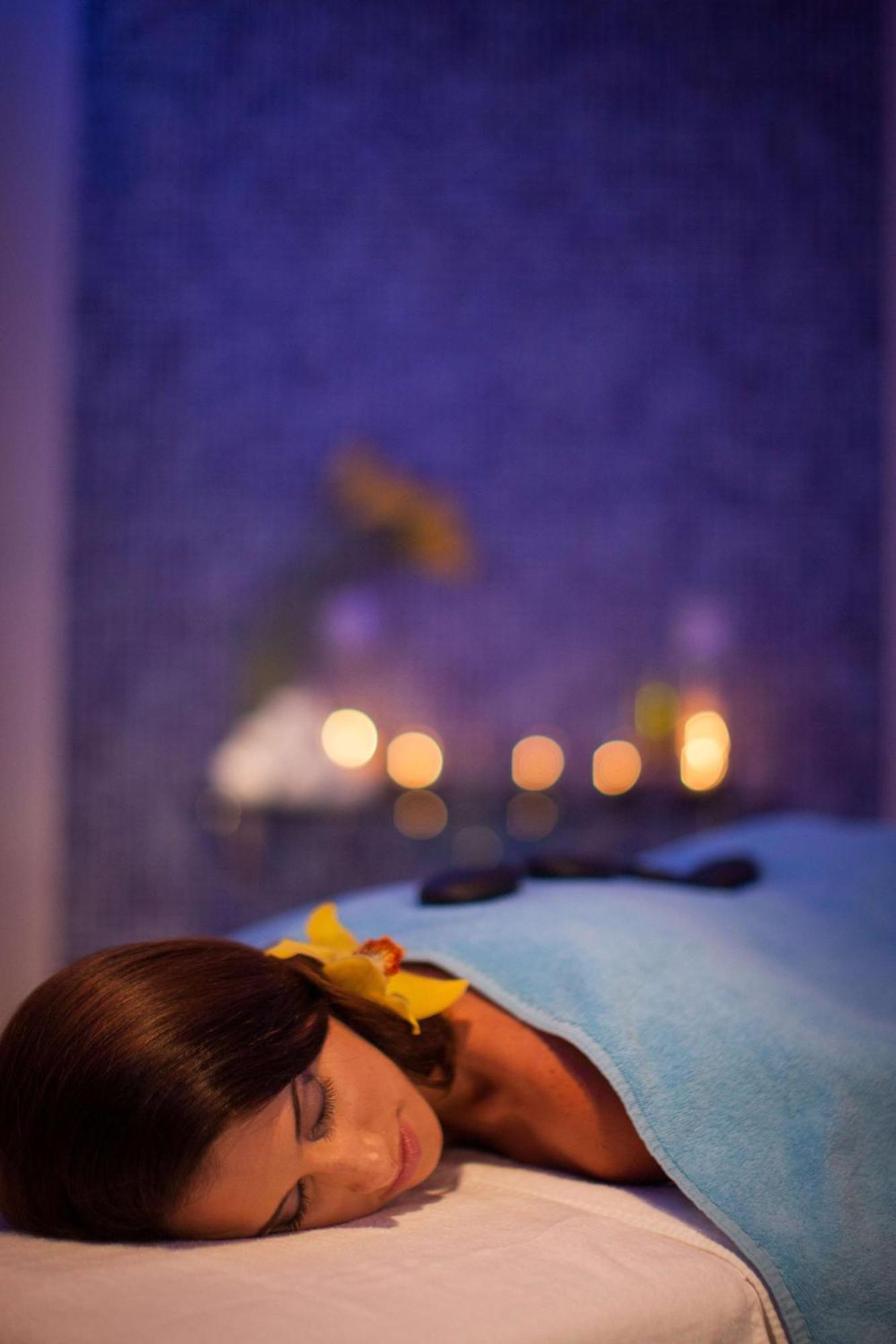 Ja Ocean View Hotel, Jumeirah Beach Dubai Esterno foto A candlelight service at the 2011 World Congress of Laryngology and Rhinology