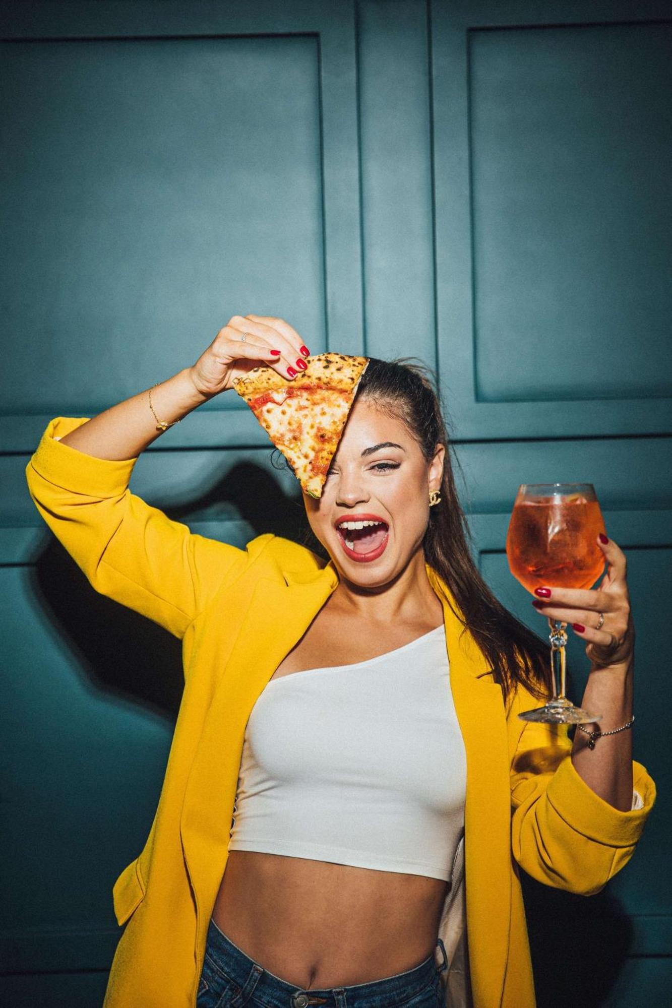 Ja Ocean View Hotel, Jumeirah Beach Dubai Esterno foto A woman holding a slice of pizza