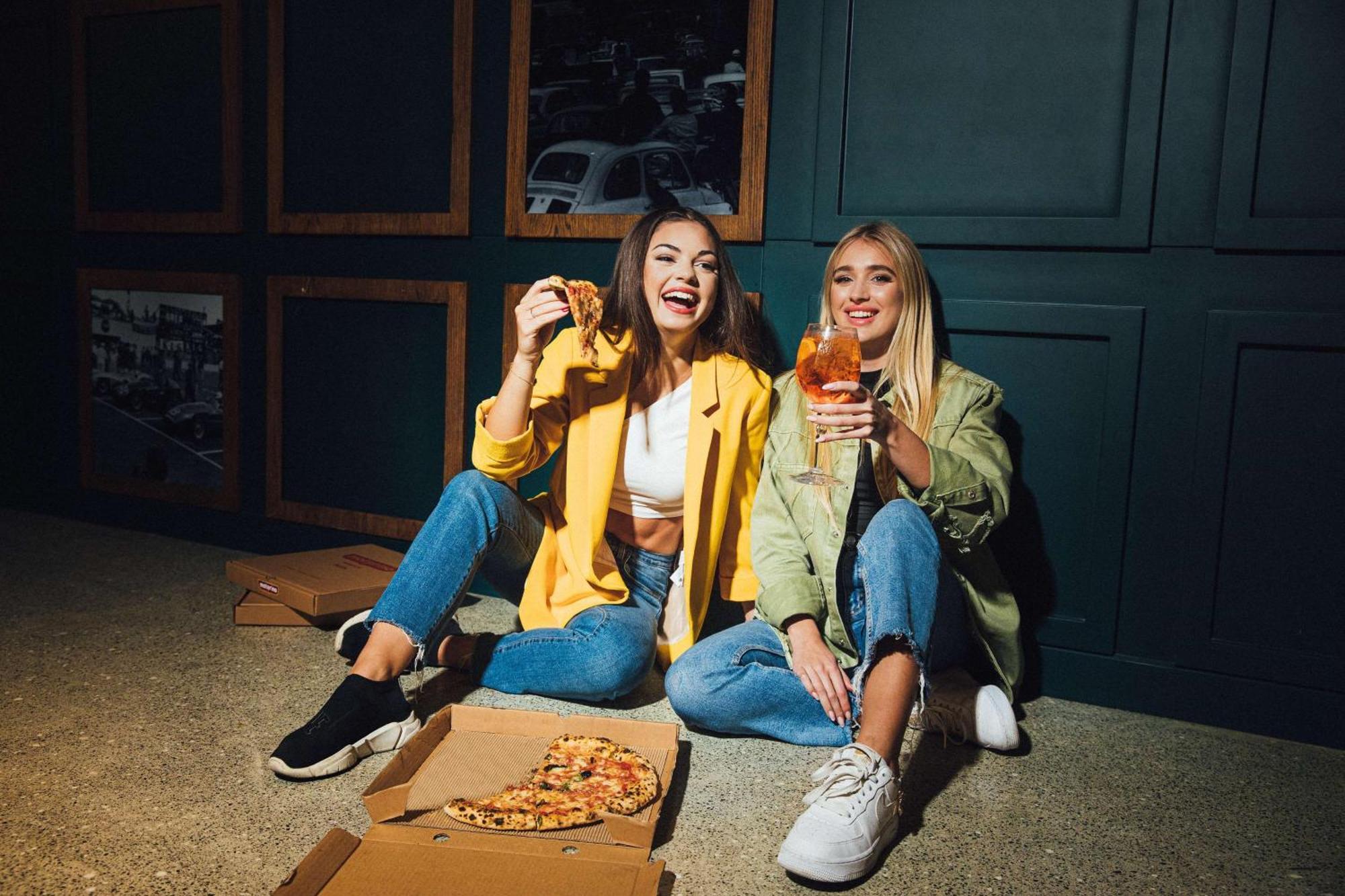 Ja Ocean View Hotel, Jumeirah Beach Dubai Esterno foto Two women eating pizza