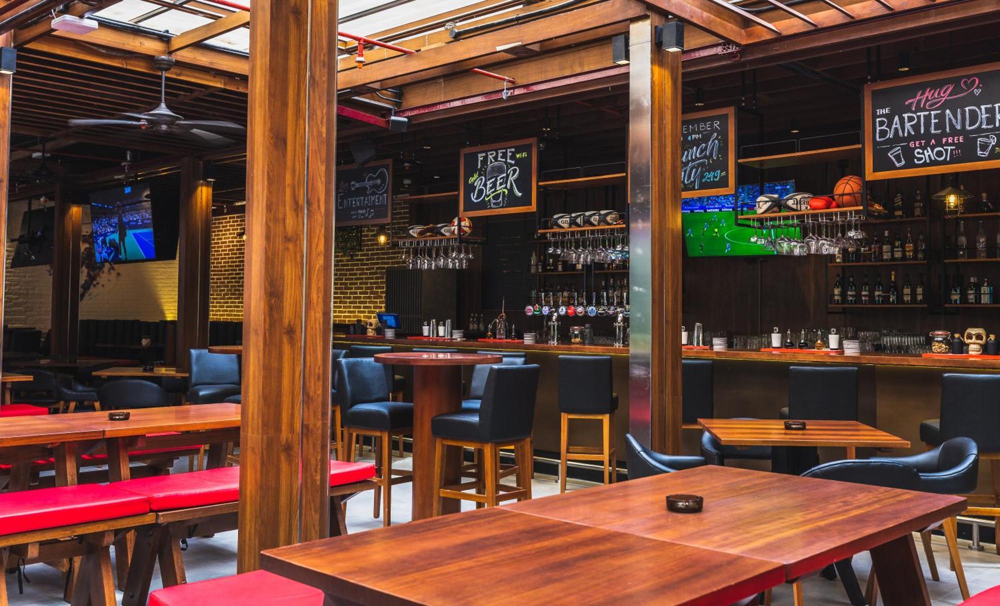 Ja Ocean View Hotel, Jumeirah Beach Dubai Esterno foto The interior of a sports bar in Bangalore, India