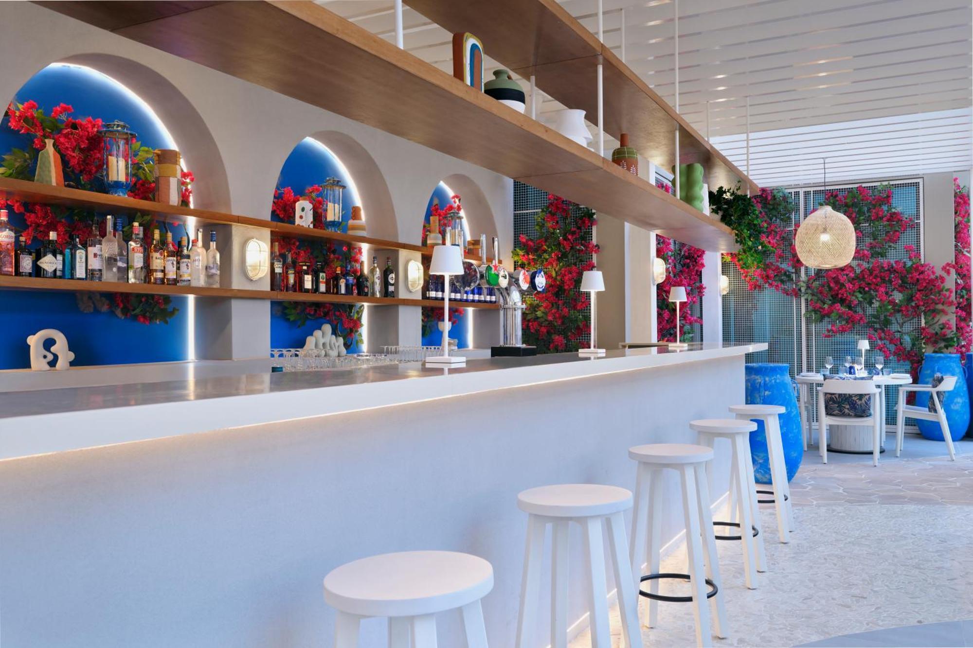 Ja Ocean View Hotel, Jumeirah Beach Dubai Esterno foto The bar at the restaurant