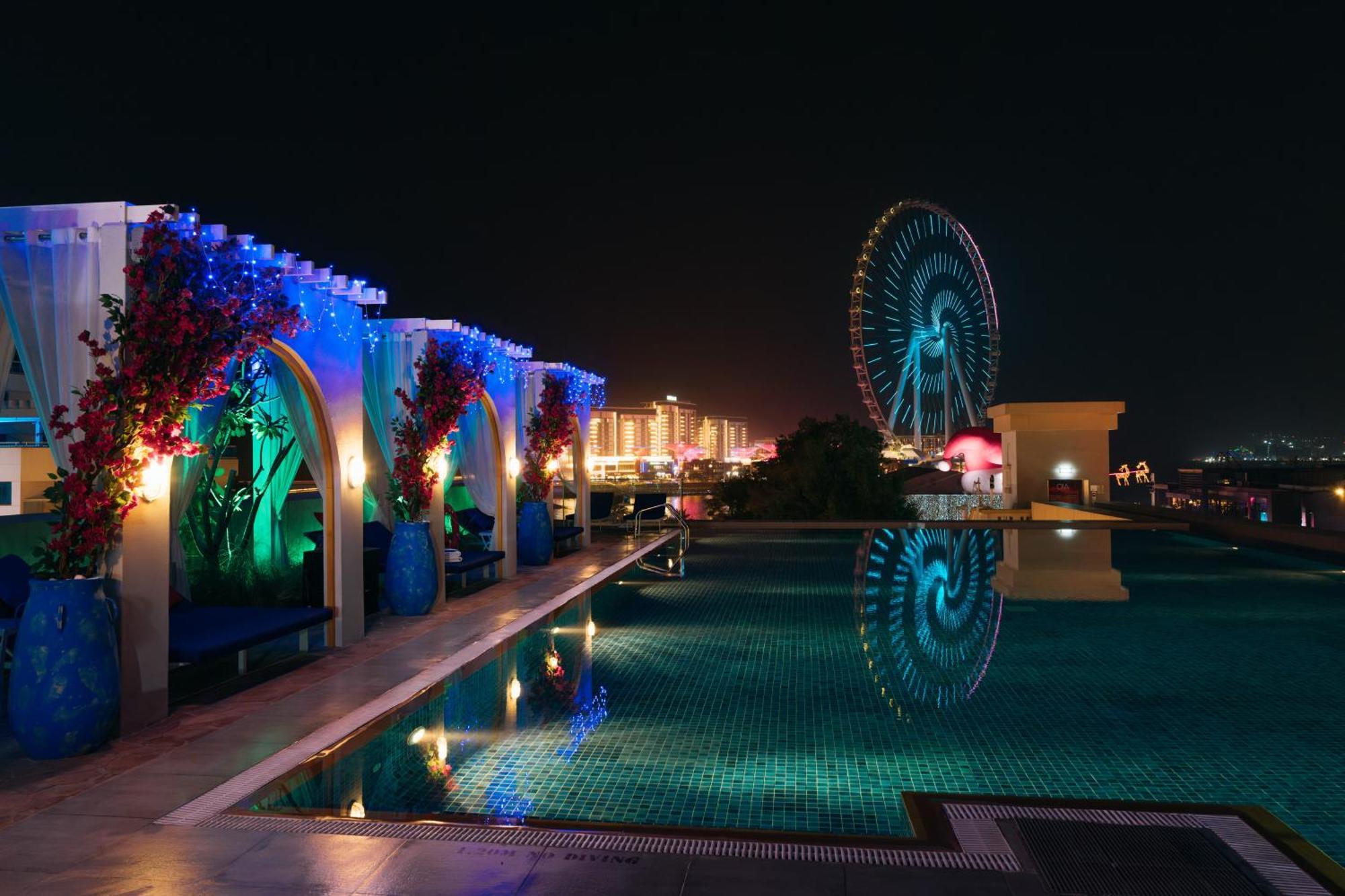 Ja Ocean View Hotel, Jumeirah Beach Dubai Esterno foto View of the Eye of the Emirates at the Yas Viceroy Abu Dhabi