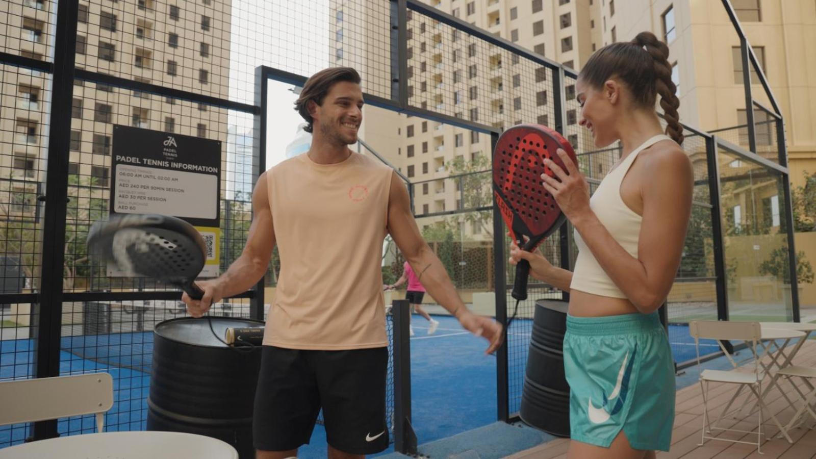 Ja Ocean View Hotel, Jumeirah Beach Dubai Esterno foto A paddle tennis player